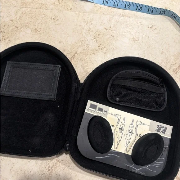 Bose QuietComfort 2 Headphones with Black Case & accessories - Picture 5 of 6